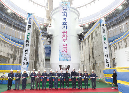 (왼쪽부터) 신기종 한수원 신고리5,6PM 처장, 원흥대 한수원 건설기술처장, 원재연 한수원 건설처장, 한상길 한수원 새울본부장, 김상돈 한수원 사업본부장, 정재훈 한수원 사장 , 오세철 삼성물산 부사장, 나기용 두산중공업 부사장, 진태은 한국전력기술 본부장, 조범진 한전원자력연료 본부장, 김신환 한국전력기술 본부장, 강영철 한수원 새울제2건설소장. [한수원 제공]