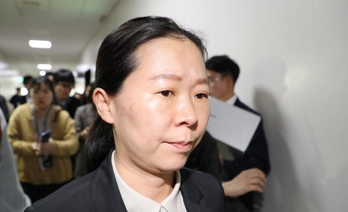 권은희 바른미래당 의원이 28일 행안위 법안심사 회의장으로 이동하는 과정에서 국회를 찾은 여순사건 진상규명을 촉구하는 시민의 손을 뿌리치는 모습이 중계 카메라에 잡혀 ‘국민 무시’논란에 휩싸였다. 이에 대해 권 의원은 SNS를 통해 해명에 나섰지만 누리꾼들은 곱지 않은 시선을 거두지 않고 있다. [연합]