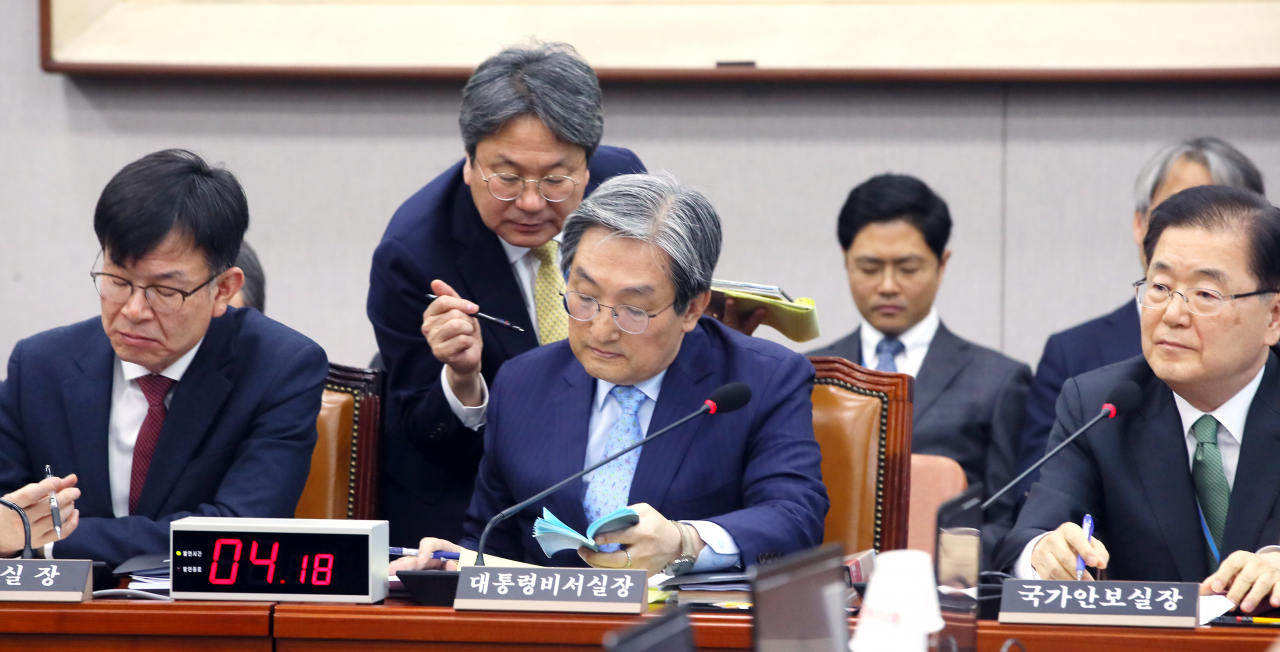 노영민 대통령 비서실장이 29일 국회 운영위원회 전체회의에서 강기정 정무수석에게 메모를 건네받고 있다. 왼쪽부터 김상조 정책실장, 강 정무수석, 노 비서실장, 정의용 국가안보실장. 연합뉴스