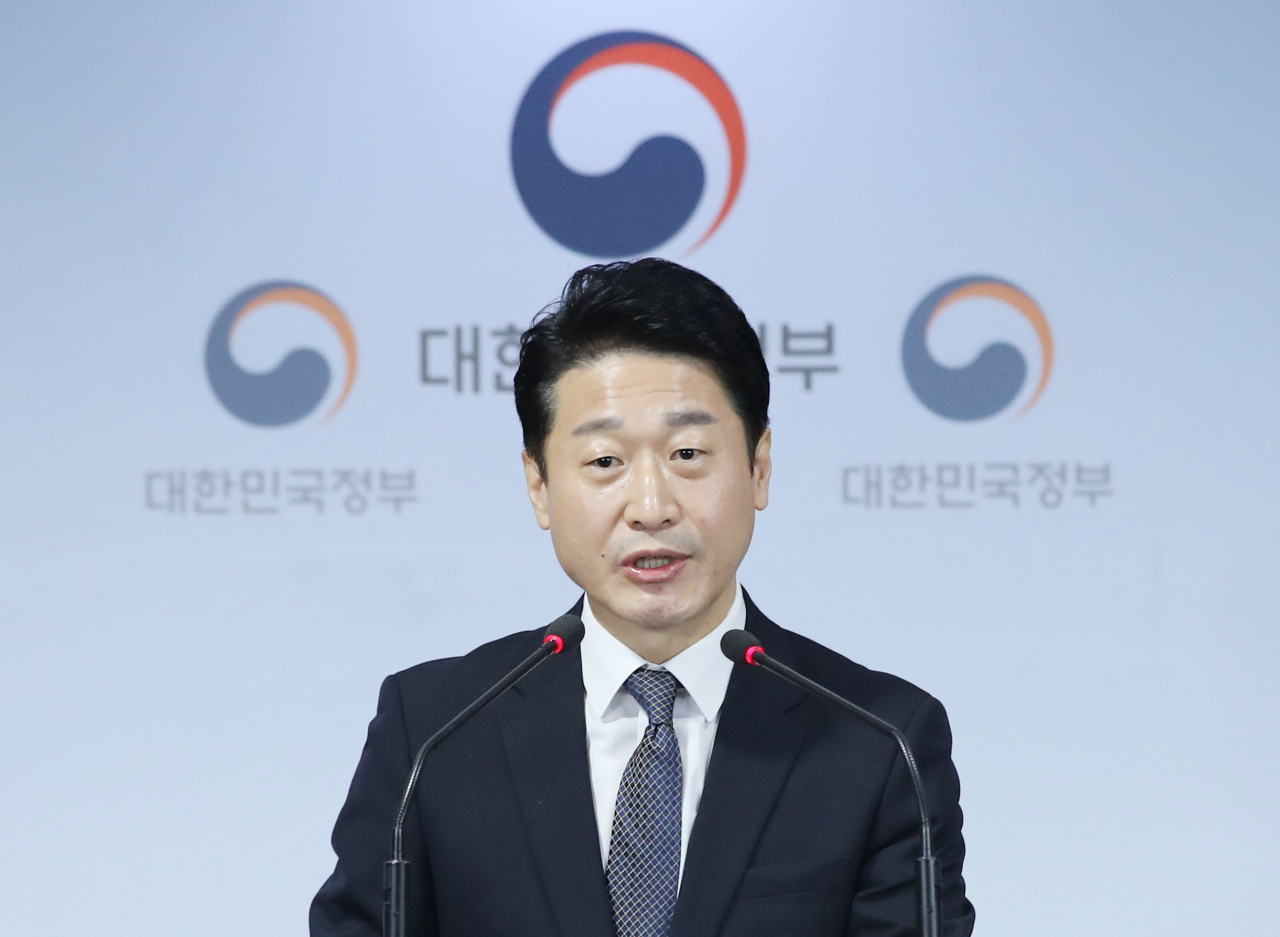 이호현 산업통상자원부 무역정책관이 29일 오전 정부서울청사에서 전날 진행된 한일군사정보보호협정(GSOMIA·지소미아) 종료의 '조건부 연기' 결정에 따른 통상당국 간 수출규제 관련 과장급 대화 결과를 발표하고 있다. ［연합］