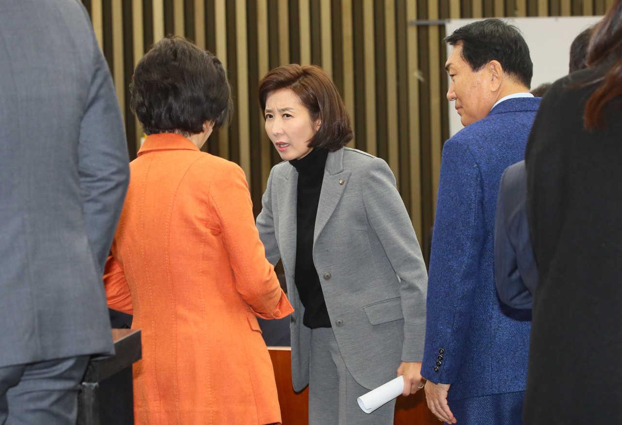자유한국당 나경원 원내대표가 29일 국회에서 열린 비공개 의원총회에서 의원들과 이야기를 나누고 있다. 연합뉴스
