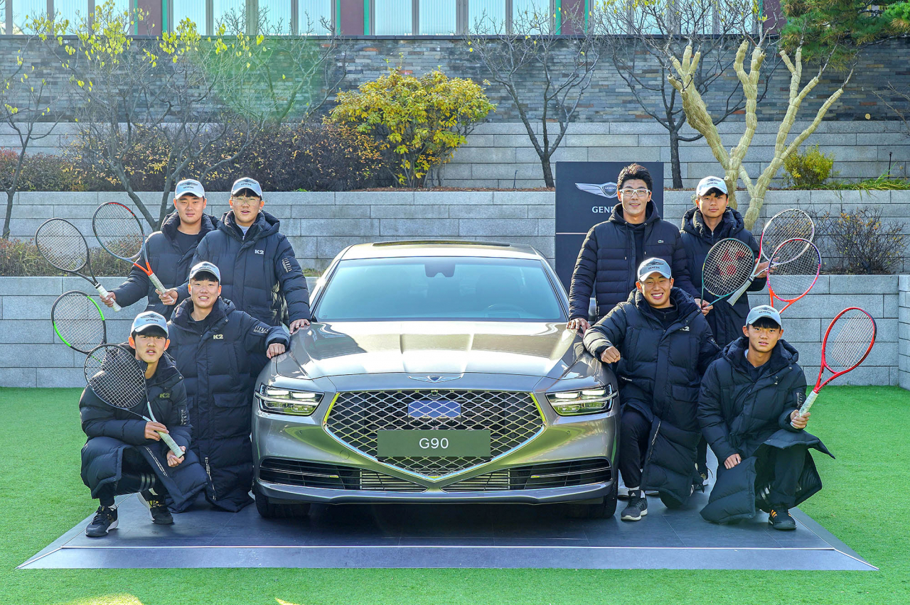 29일 서울 신라호텔 영빈관에서 열린 ‘제네시스와 함께하는 정현 선수와의 만남 2019’ 행사에서 정현 선수가 주니어 테니스 선수들과 함께 기념촬영을 하고 있다. [제네시스 제공]
