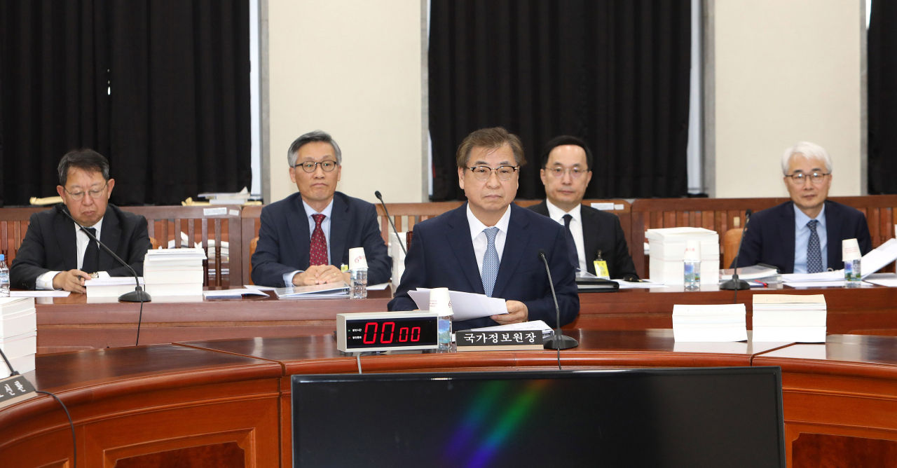 서훈 국정원장이 29일 오전 국회 본청에서 열린 국회 정보위원회 전체회의에 참석해 있다. 왼쪽부터 이석수 기획조정실장, 최용환 1차장, 서훈 원장, 김상균 2차장, 김준환 3차장. 연합뉴스