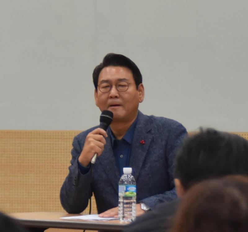 김교흥 위원장이 29일 열린 더불어민주당 인천 서구 당정TF 주민설명회에서 선진화된 자원순환대책과 청라소각장 대체지 조성에 대해 설명하고 있다.
