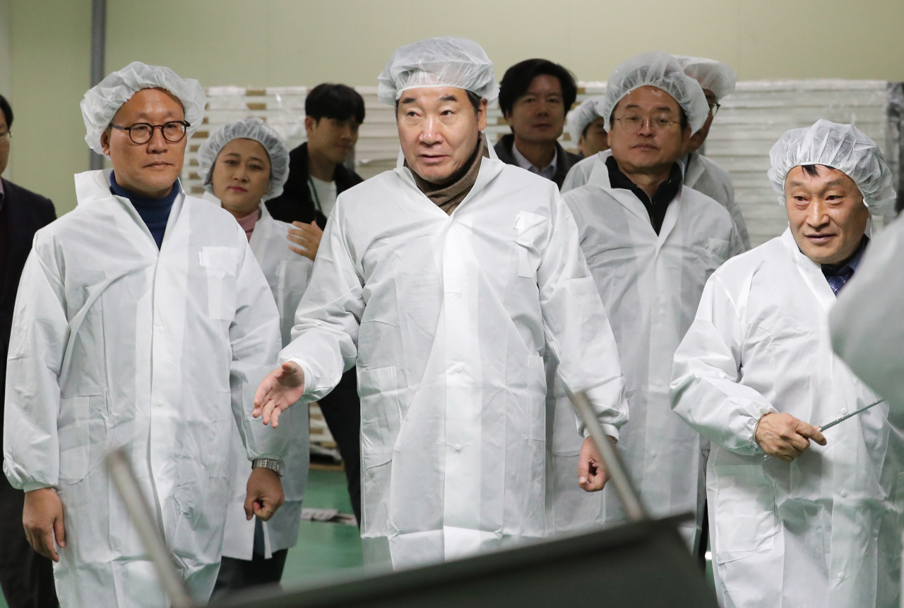 이낙연 국무총리(가운데)가 30일 오전 경북 상주시 상주곶감유통센터를 방문해 유통시설을 둘러보고 있다. ［연합］