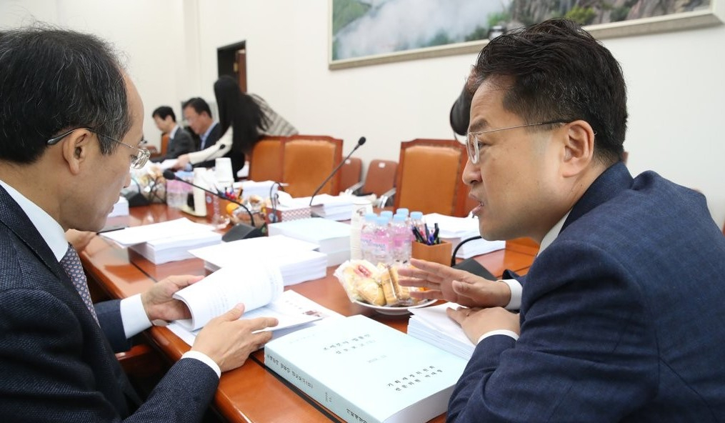 지난 11월 27일 오전 서울 여의도 국회에서 열린 기획재정위원회 조세소위원회에서 김정우 위원장(오른쪽.더불어민주당)과 자유한국당 추경호 간사가 대화하고 있다.[연합]