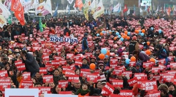 30일 오후 서울 광화문광장에서 열린 2019 전국민중대회에서 참가자들이 '노동개악 분쇄, 미국 반대, 문재인 정부 규탄' 등을 외치고 있다. [연합]