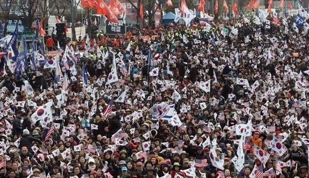 30일 오후 서울 광화문 동화면세점 앞에서 '문재인하야 범국민투쟁운동본부'가 연 대한민국 바로세우기 국민대회에서 참가자들이 태극기와 성조기를 흔들고 있다.[연합