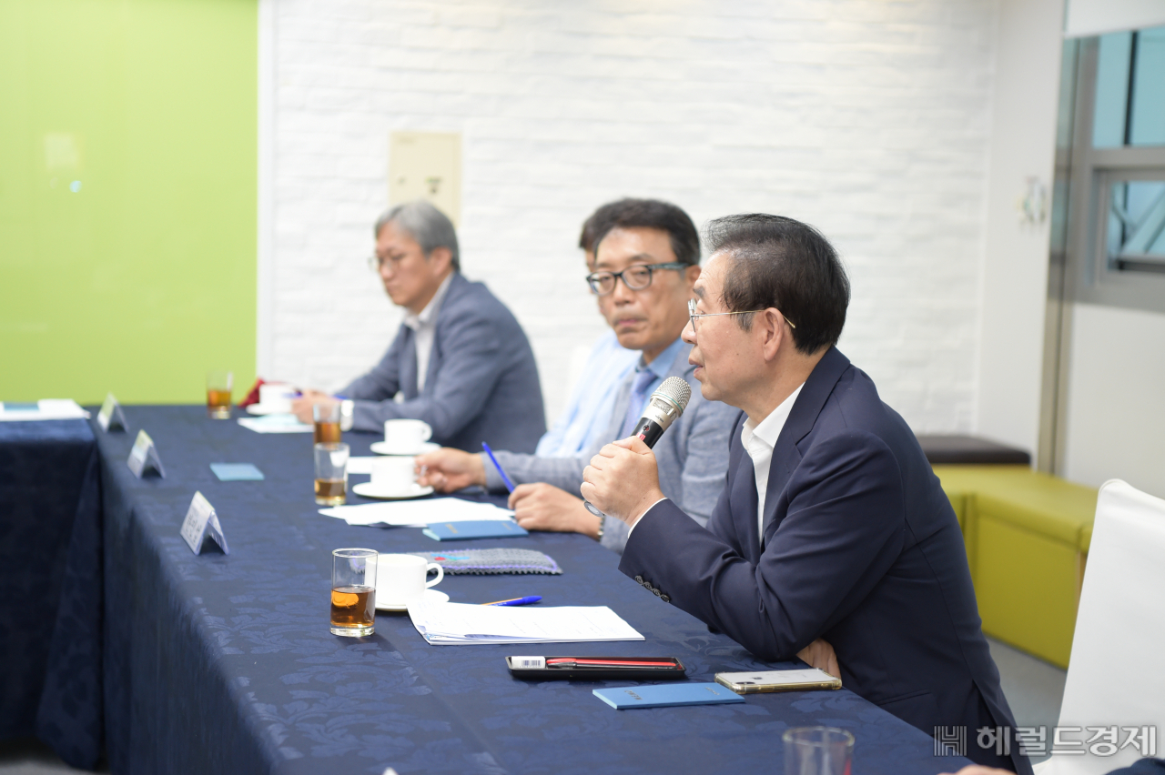 박원순 서울시장이 지난 6월 발생한 영등포구 문래동 수질 사고 직후 민관합동조산단 회의에서 조속히 원인을 밝혀내고 재발을 방지할수 있는 대책을 세우라고 이야기 하고 있다. [서울시]