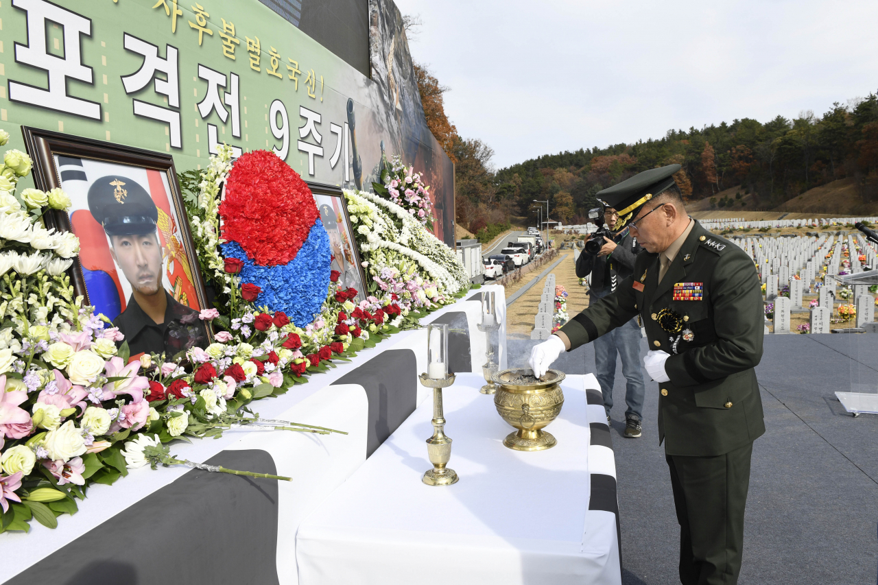 북한 선전매체 우리민족끼리는 1일 해병대가 지난달 23일 거행한 연평도 포격전 9주기 추모행사를 겨냥해 대결광대극이라고 비난했다. 이승도 해병대사령관이 추모행사에서 분향을 하고 있다. [헤럴드DB]