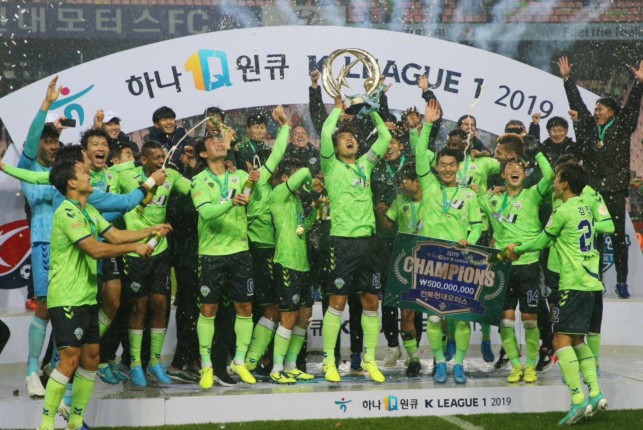 1일 전북 전주월드컵경기장에서 열린 2019 K리그1 38라운드 최종전에서 승리해 우승을 확정한 전북 현대 선수들이 기뻐하고 있다. [연합]