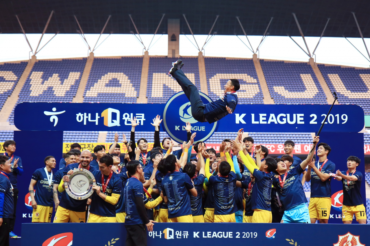 2부리그 우승이 확정된 뒤 광주 FC선수들이 박진섭 감독을 헹가래치는 모습./사진=광주FC 제공