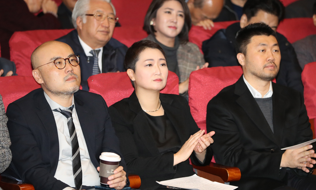 무소속 이언주 의원(가운데)이 1일 오후 서울 여의도 국회 의원회관에서 열린 미래를 향한 전진 4.0(가칭) 창당발기인대회에서 박수치고 있다. [연합]