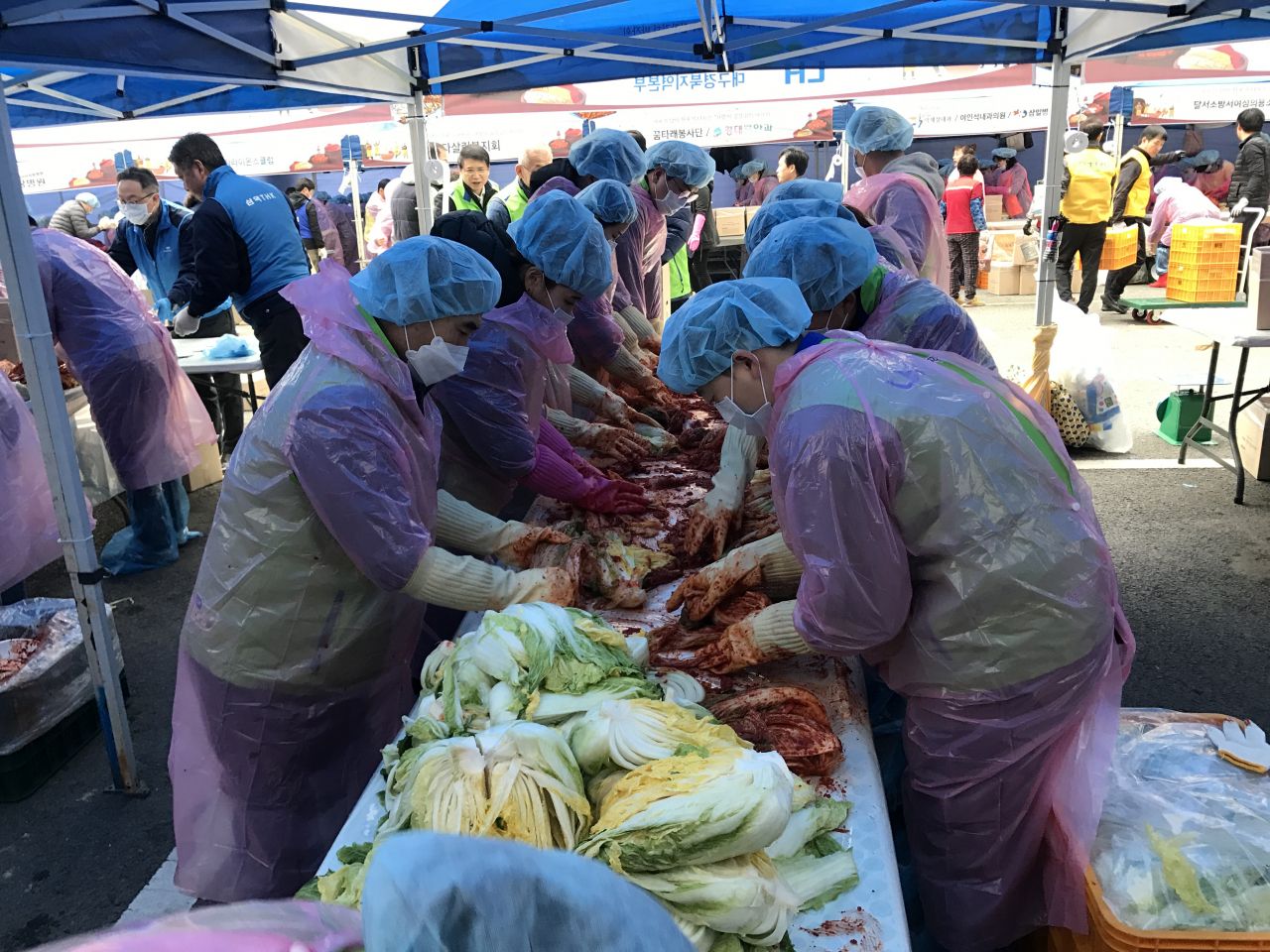 지난달 28일 열린 제27회 김장김치 바자회행사 모습.[LH 대구경북본부 제공]