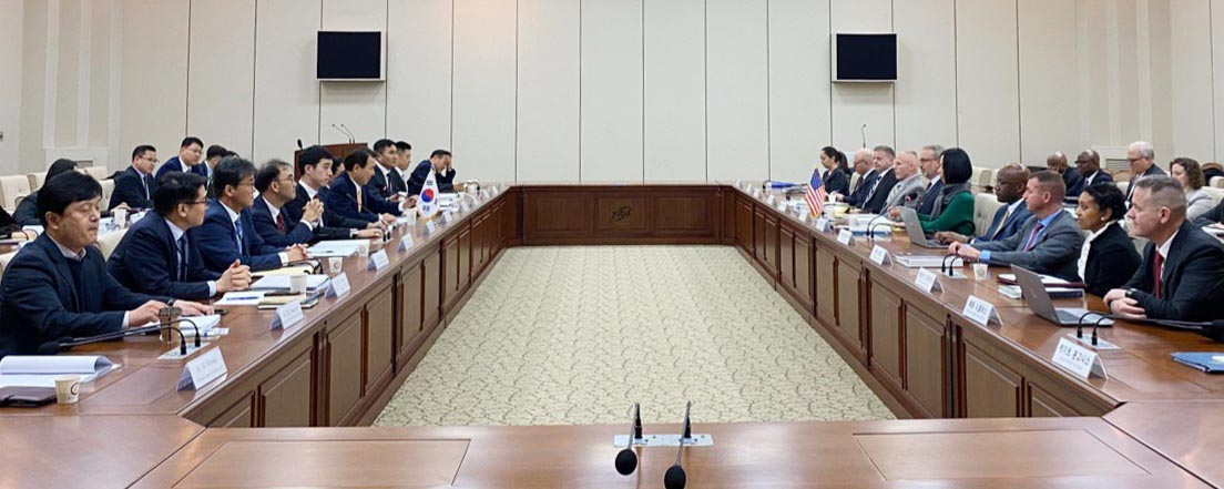 지난달 18일 오후 동대문구 청량리동 한국국방연구원에서 정은보 방위비분담협상대사와 제임스 드하트 미국 국무부 선임보좌관을 수석대표로 한 한미 대표단이 참석한 가운데 제11차 한미 방위비 분담금 특별협정(SMA) 제3차 회의가 열리고 있다. [외교부 제공]