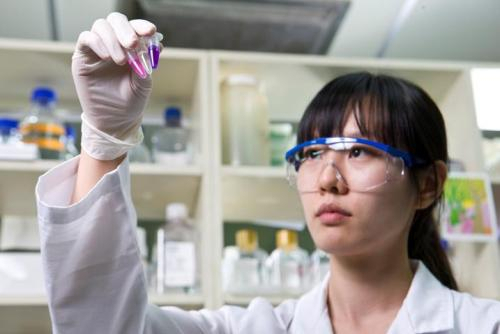 JW중외제약 의약품 연구개발진. 이 회사는 자체 혁신신약 개발과 일본 등 해외 신약후보물질 도입을 통한 국내허가 및 판매작업을 병행하고 있다.