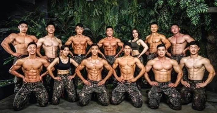 다른 장병을 돕고자 처음으로 제작된 ‘육군 몸짱 기부달력’이 복장 문제로 판매 금지됐다. 다만 육군 측은 달력 제작의 취지 등을 고려해 일부 사진을 수정하는 조건으로 재판매에 나서기로 했다. [연합]