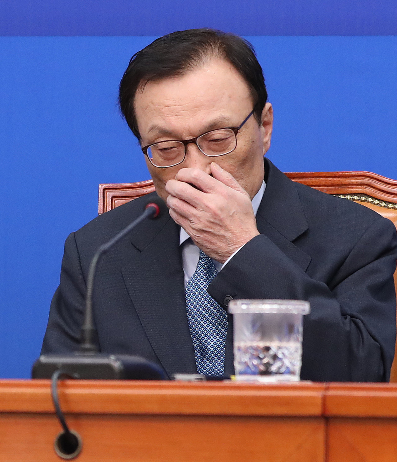더불어민주당 이해찬 대표가 2일 오전 서울 여의도 국회에서 열린 최고위원회의에 참석, 이인영 원내대표의 발언을 듣고 있다. 연합뉴스
