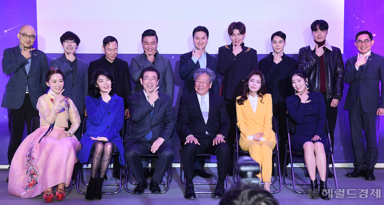 [헤럴드경제=이진용 기자]지난달 29일 오후 6시 서울시청 시민청에서 열린 2019 서울시 홍보대사의 밤 ‘별은 빛을 나눈다’에서 박원순 서울시장을 비롯 서울시 홍보대사 배우 최불암, 예능인 사유리, 탤런트 장현성, 멀티퍼커셔니스트 정건영 교수 등이 손가락 하트를 그리며 기념 촬영을 하고 있다. 서울시는 이날 국내 대표 미술품 경매회사인 케이옥션과 공동으로 서울홍보대사들의 애장품을 자발적으로 경매에 부쳐 수익금을 어려운 이웃에게 기부하는 자선 경매행사도 함께 개최했다. 경매에는 박원순 서울시장을 비롯 가수 지코, 배우 김나운, 셰프 최현석, 정건영교수 등이 기부했다. [서울시]jycafe@heraldcorp.com