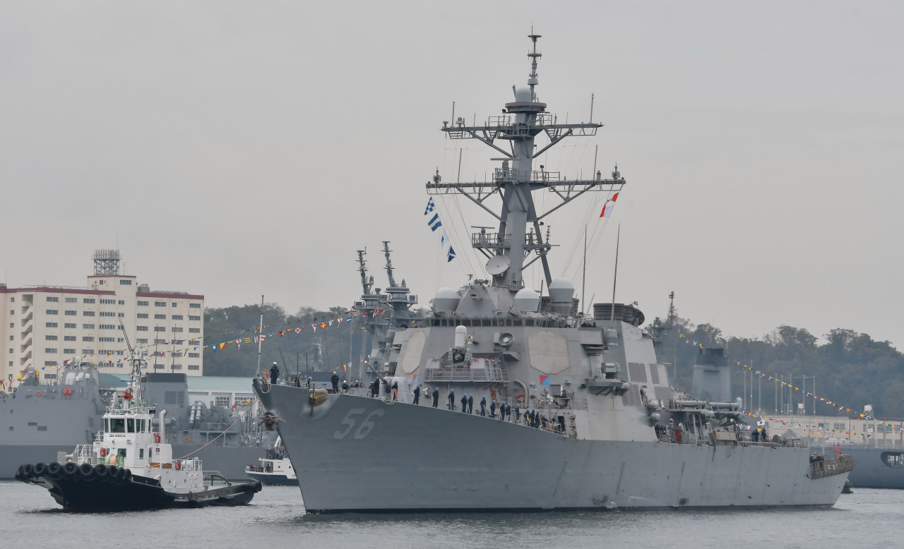 미 해군7함대 소속 구축함 USS 존 맥케인(USS John S. McCain)함이 일본 요코스카 기지에 입항하는 모습.[UPI]