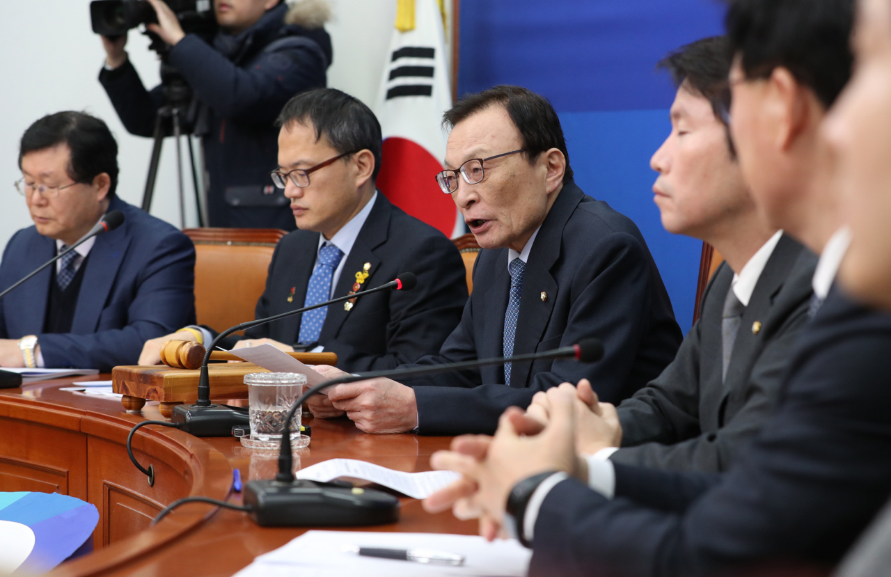 더불어민주당 이해찬 대표가 2일 오전 서울 여의도 국회에서 열린 최고위원회의에 참석, 발언하고 있다. 연합뉴스