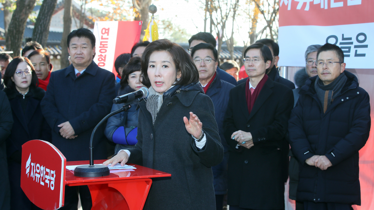 나경원 자유한국당 원내대표가 2일 청와대 사랑채 인근 투쟁천막 앞에서 열린 최고위원회의에서 발언하고 있다. [연합]