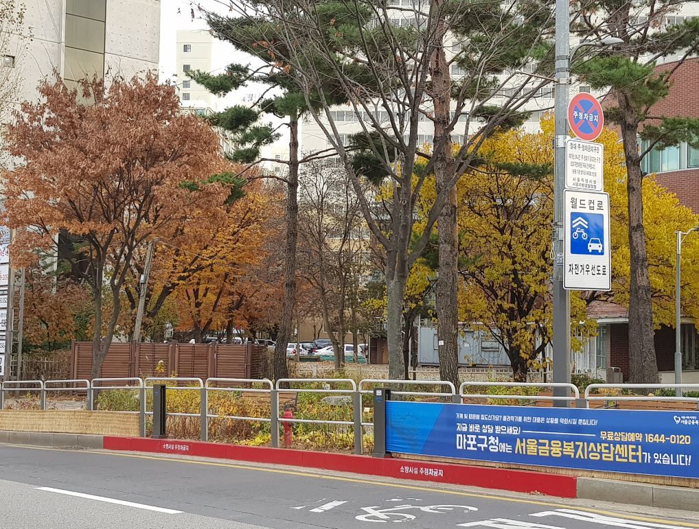 월드컵로 소화전 주변에 주정차 금지 표시가 붉은 색으로 칠해져 있다. [마포구 제공]