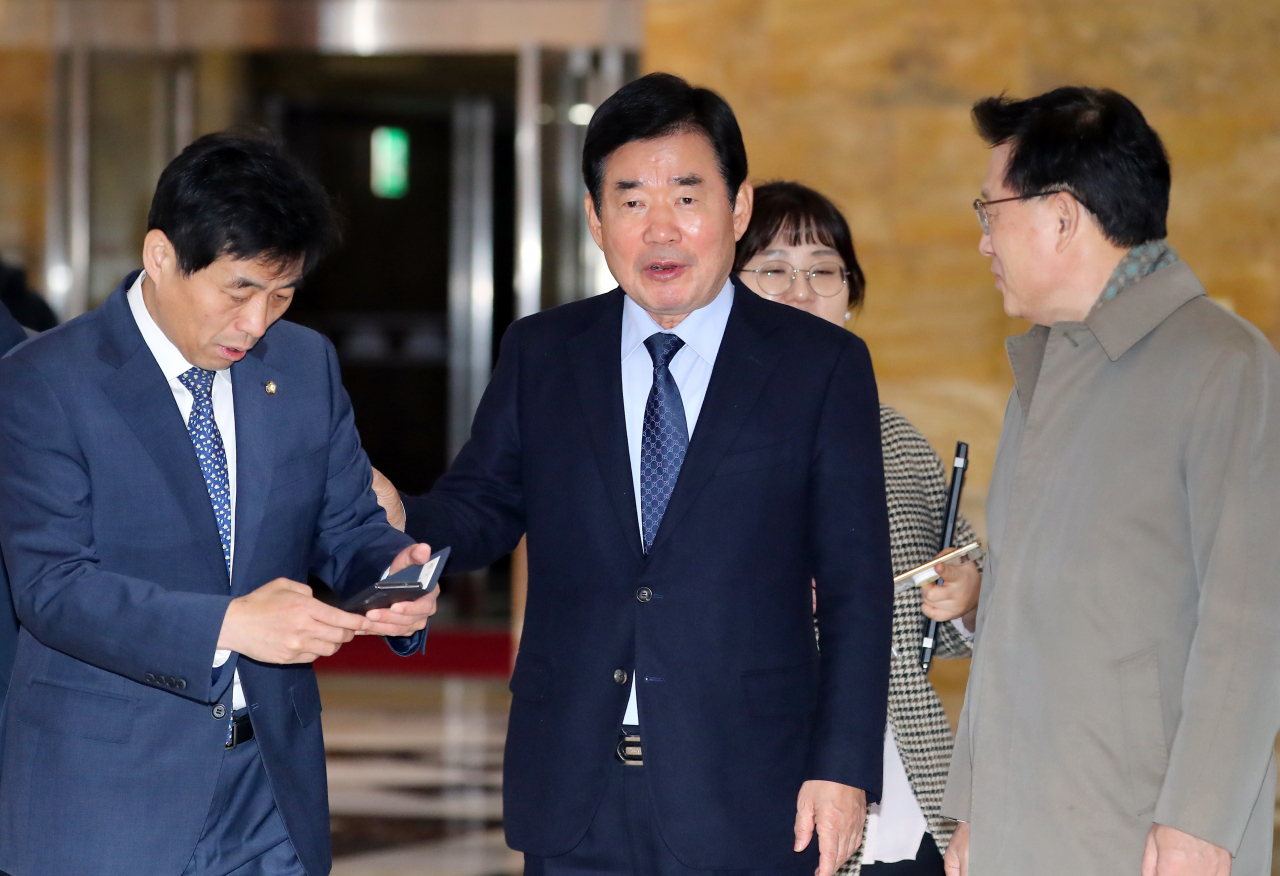 더불어민주당 김진표 의원이 29일 오후 서울 여의도 국회에서 열린 더불어민주당 의원총회에 입장하고 있다. [연합]