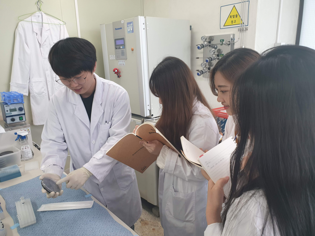 경기도보건환경연구원은 보건분야 현장체험실습에 참가할 대학생을 모집하고 있다. [경기도 제공]