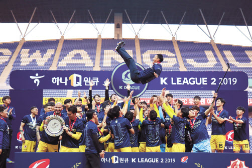 2부리그 우승이 확정된 뒤 광주 FC선수들이 박진섭 감독을 헹가래치는 모습. [광주FC 제공]