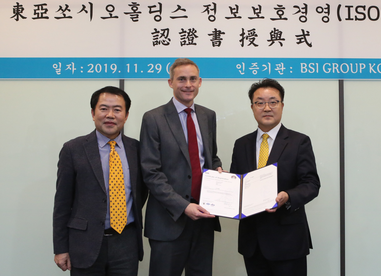 지난 11월 29일 동아쏘시오그룹 본사 크레도스 클럽에서 진행된 동아쏘시오홀딩스 ISO27001 인증 수여식에서 (오른쪽에서부터) 한종현 동아쏘시오홀딩스 사장, 다니엘 카루더스 주한영국대사관 통상정책참사관, 송경식 BSI Korea 총괄책임 대표가 기념 촬영을 하고 있다.
