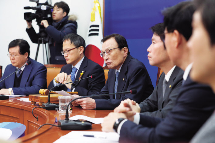 이해찬 더불어민주당 대표(왼쪽 세번째)가 2일 오전 서울 여의도 국회에서 열린 최고위원회의에서 발언하고 있다. [연합]