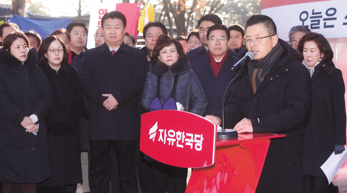단식투쟁을 했던 황교안 자유한국당 대표가 2일 청와대 사랑채 투쟁천막 앞에서 열린 최고위원회의에서 발언하고 있다. 이상섭 기자/babtong@heraldcorp.com