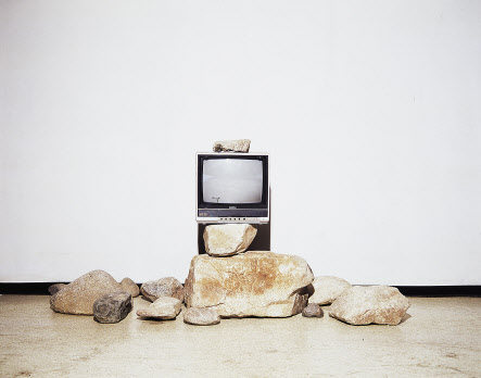 박현기, 무제, 1979, 돌(14개), 모니터(1대), 120x260x260cm, 국립현대미술관 소장. [국립현대미술관 제공]