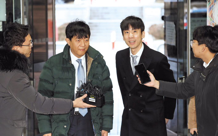 여객자동차 운수사업법 위반 혐의로 기소된 이재웅 쏘카 대표(왼쪽)와 타다 운영사 VCNC의 박재욱 대표가 2일 오전 서초구 서울중앙지법에서 열리는 첫 공판에 출석하며 취재진의 질문을 받고 있다. [연합]