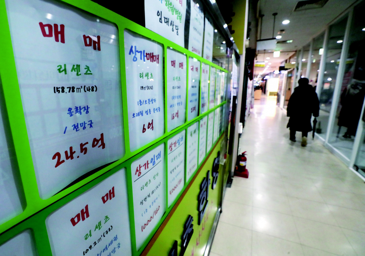 서울 집값의 상승세가 이어지고 있는 가운데, 강남에서는 매물 품귀현상마저 나타나고 있다. 사진은 1일 서울 송파구의 한 부동산 중개업소. [연합]