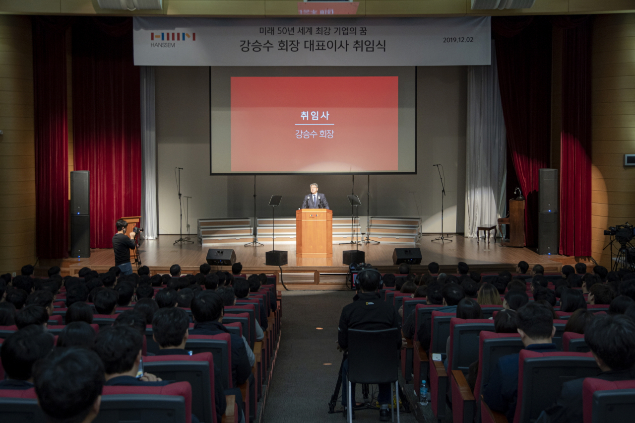 ㈜한샘은 2일 서울 마포구 한샘 상암동 사옥에서 강승수 신임 대표이사 회장의 취임식을 열었다.