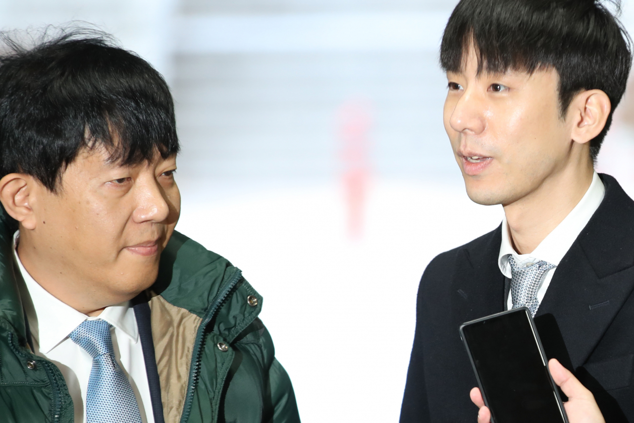 여객자동차 운수사업법 위반 혐의로 기소된 이재웅 쏘카 대표(왼쪽)와 타다 운영사 VCNC의 박재욱 대표가 2일 오전 서초구 서울중앙지법에서 열리는 첫 공판에 출석했다.[연합]
