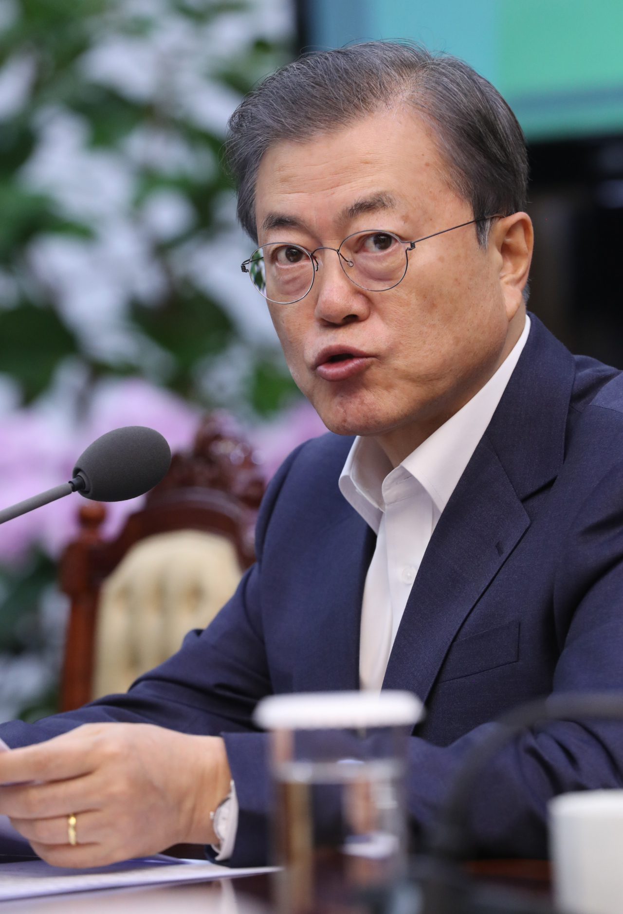 문재인 대통령이 2일 오후 청와대에서 수석·보좌관 회의 모두발언을 하고 있다. [연합]