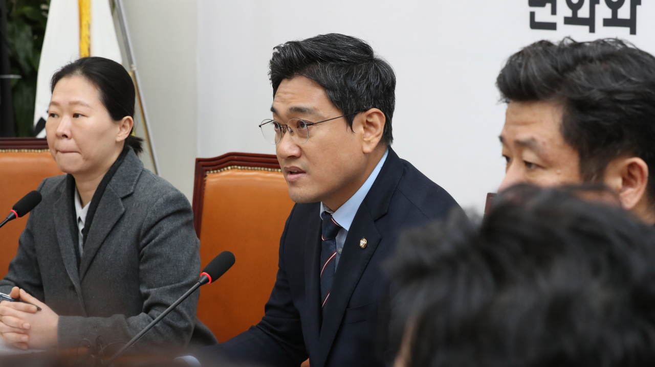 오신환 바른미래당 원내대표가 2일 오후 서울 여의도 국회에서 열린 긴급 원내대책회의에서 발언하고 있다. [연합]