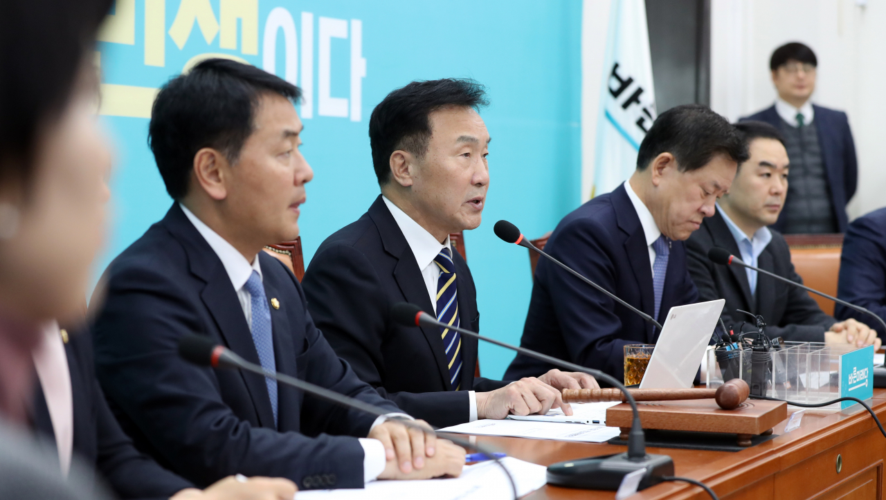 손학규 바른미래당 대표(왼쪽 두번째)가 지난 2일 오전 서울 여의도 국회에서 열린 최고위원회의에서 발언하고 있다. [연합]