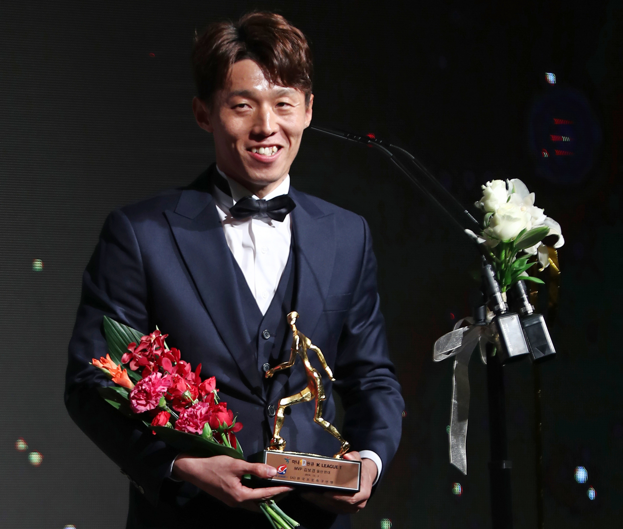 2일 오후 서울 서대문구 그랜드힐튼호텔에서 열린 ‘하나원큐 K리그 어워즈 2019’에서 MVP를 수상한 울산 현대 김보경이 수상 소감을 밝히고 있다. [연합]