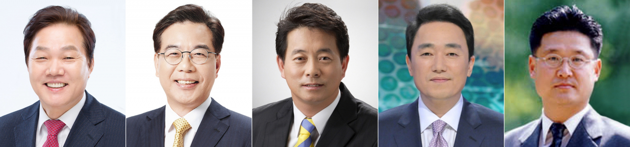황교안 자유한국당 대표는 2일 신임 사무총장에 박완수 의원, 전략기획부총장에 송언석 의원을 임명하는 등 주요 당직자 인선을 전격 단행했다. 또 대표 비서실장에 재선의 김명연(안산단원갑) 수석대변인을, 대변인에 MBC 기자 출신인 박용찬 영등포을 당협위원장을, 당 싱크탱크인 여의도연구원장에는 성동규 중앙대 미디어커뮤니케이션학부 교수를 내정했다. 왼쪽부터 박완수, 송언석, 김명연, 박용찬, 성동규. [연합]