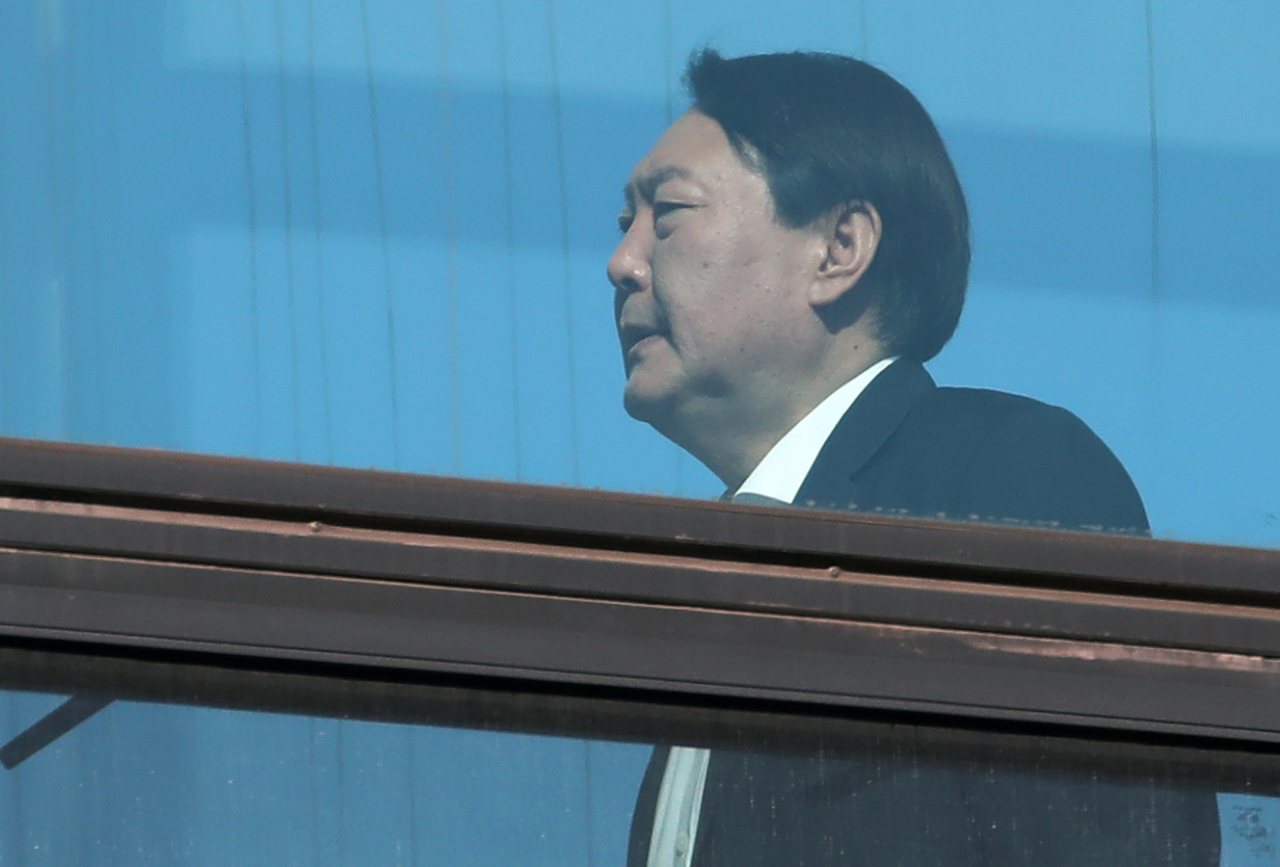 윤석열 검찰총장이 지난달 29일 서울 서초구 대검찰청에서 구내식당으로 향하며 굳은 표정을 하고 있다. [연합]
