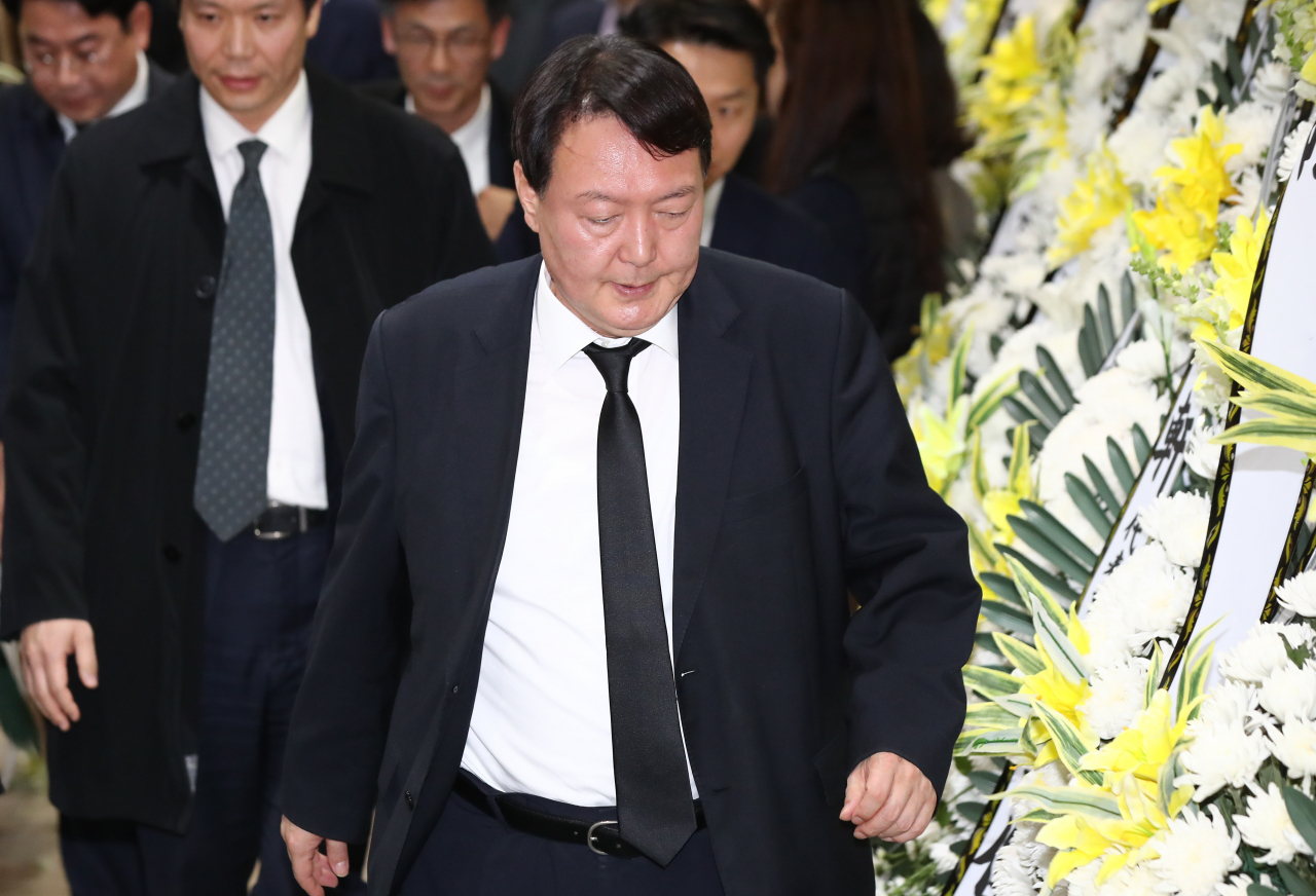 윤석열 검찰총장이 2일 오후 서울 서초구 서울성모병원 장례식장에 마련된 전 청와대 민정비서관실 특별감찰반 수사관의 빈소를 조문한 뒤 굳은 표정으로 나오고 있다. [연합]