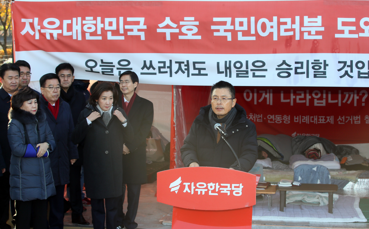 단식투쟁을 했던 자유한국당 황교안 대표가 2일 청와대 사랑채 인근 투쟁천막 앞에서 열린 최고위원회의에서 발언하고 있다. [연합]