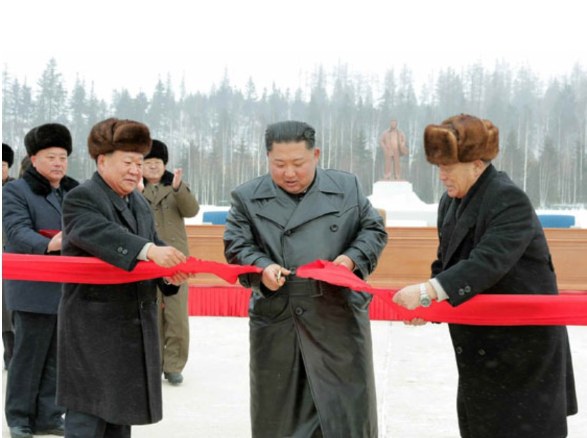 김정은 북한 국무위원장이 2일 백두산 삼지연군을 찾아 읍지구 준공식에 참석했다고 노동신문이 3일 보도했다. 김 위원장이 준공 테이프를 끊는 모습. [헤럴드DB]