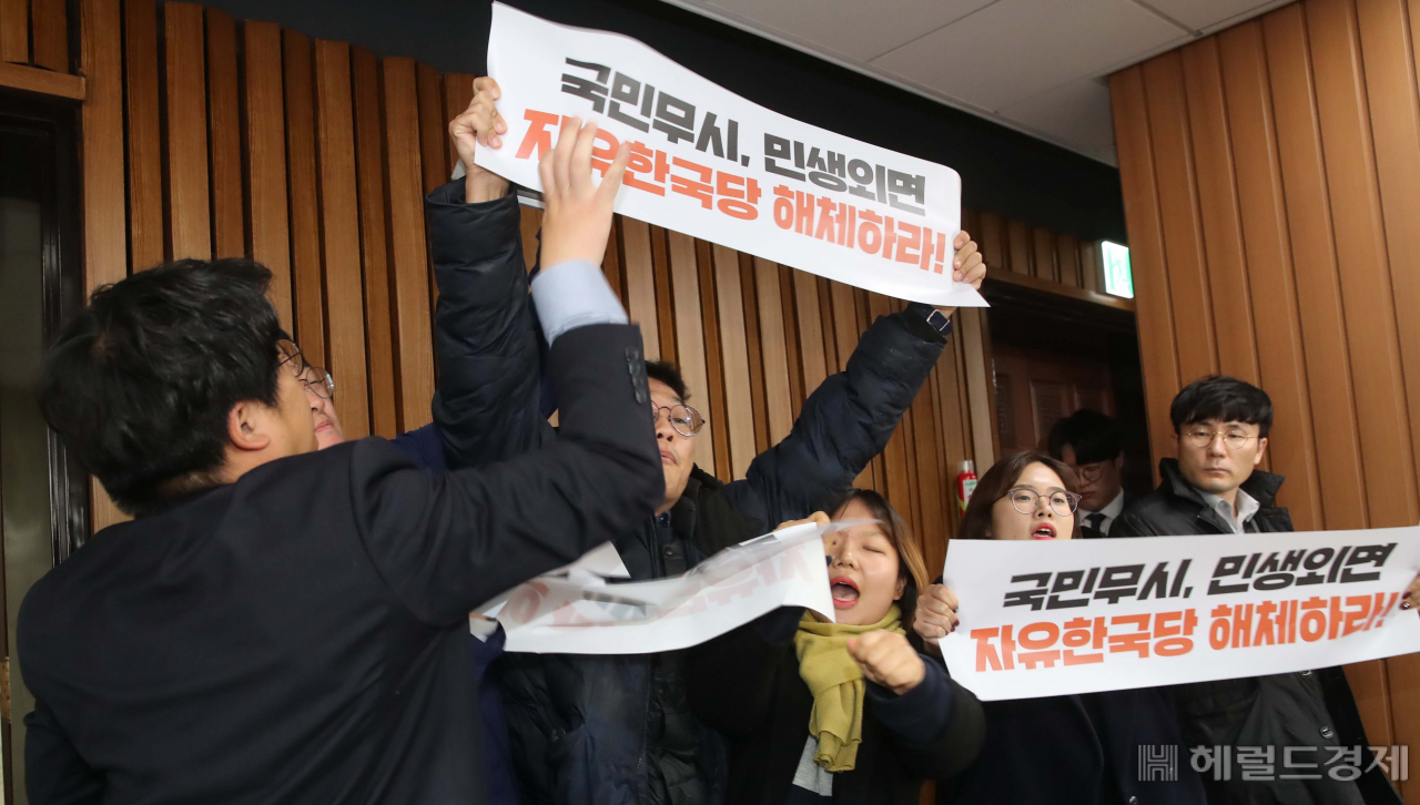 3일 자유한국당 원내대책회의가 열리는 국회 회의실에 민중당 관계자들이 난입 피켓시위를 하고 있다. 정희조 기자/checho@heraldcorp.com