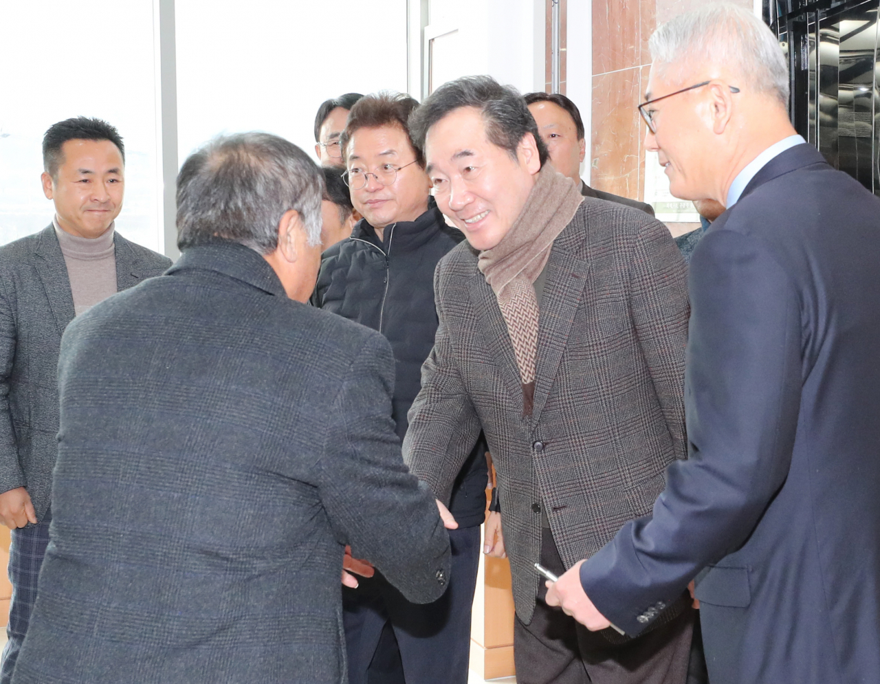 이낙연 국무총리(가운데)가 지난달 30일 오전 경북 상주시 상주곶감유통센터를 방문해 관계자들과 인사하고 있다. [연합]