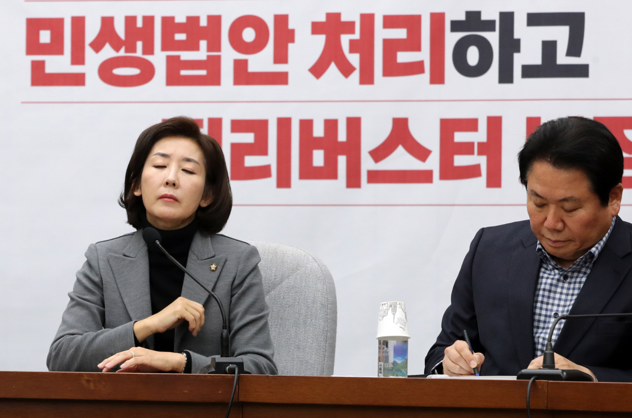 자유한국당 나경원 원내대표가 3일 오전 서울 여의도 국회에서 열린 원내 대책회의에서 잠시 눈을 감고 있다. 연합뉴스